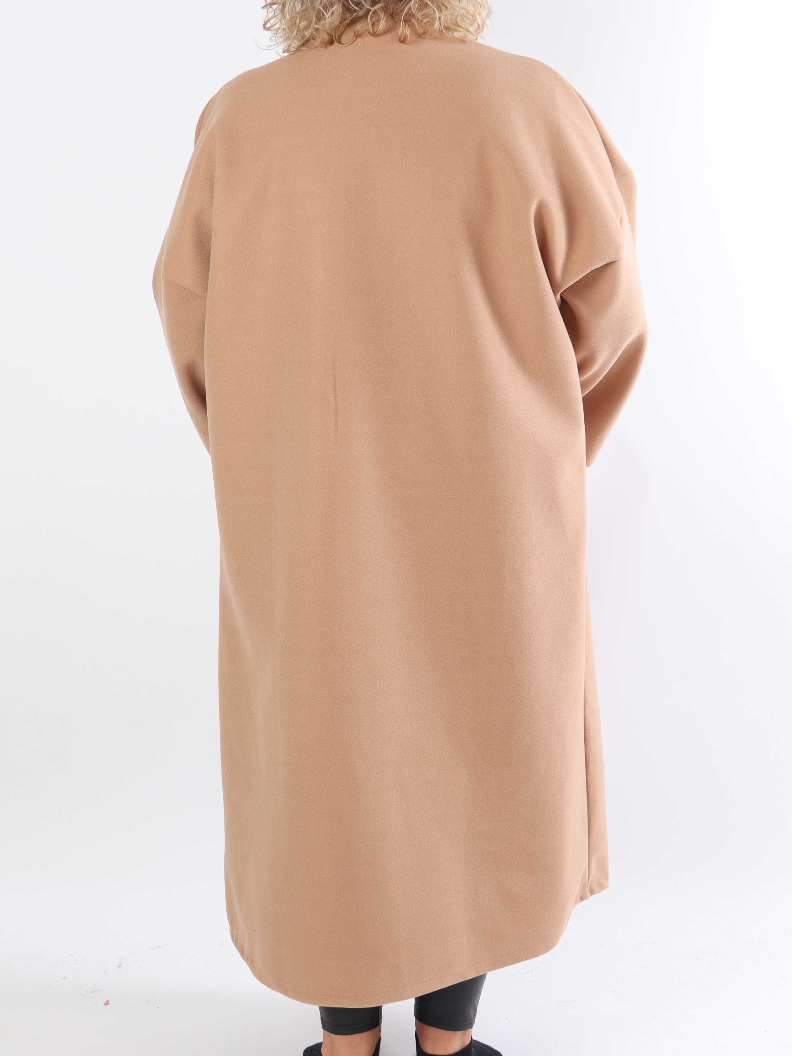 Abbelin - Lång plus size-kappa med dekorativa knappar